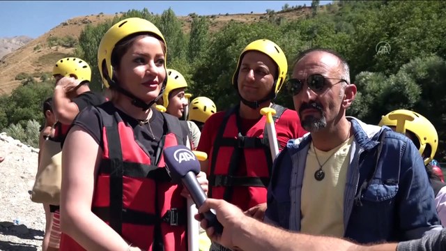 Adrenalin tutkunu İranlı turistler, Çatak Çayı'nda rafting yaparak eğleniyor