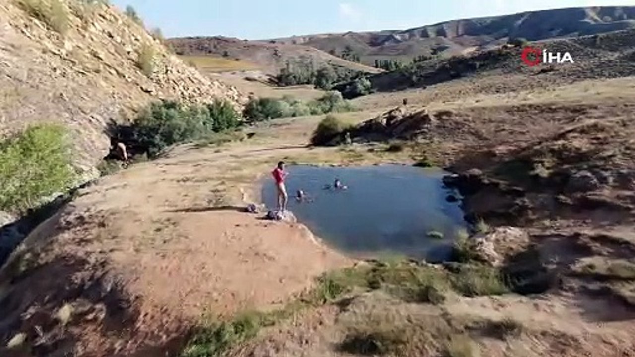 Uçurumun kenarındaki bu göl uyuzlara çare oluyor