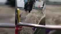 Son dakika haberleri | Üsküdar'da İETT otobüsünü sel bastı, yolcular panikle kaçıştı