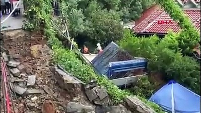 İstanbul'da yağışın etkisiyle istinat duvarı çöktü: 1 kişi göçük altında kaldı