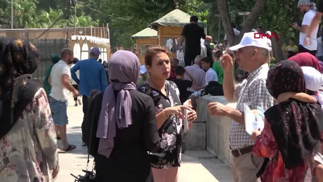 Şanlıurfa haber: ŞANLIURFA'DA İSOT TARLASINDA ÇALIŞANLARA 'GÜNEŞ ÇARPMASI' UYARISI