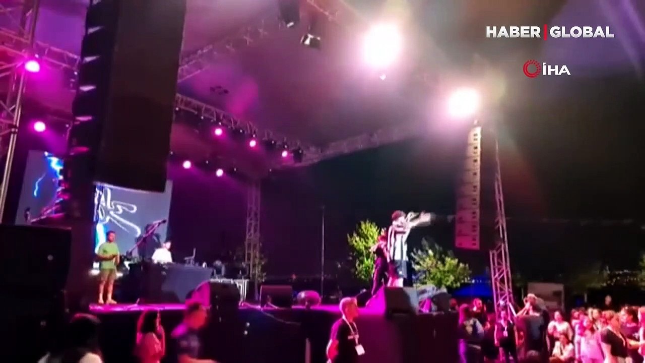Sefo konserinde uçan tekmeli kavga