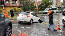 Gaziosmanpaşa’da yağmurda yol çöktü otomobil çukura düştü