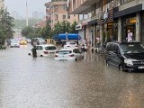 Kastamonu gündem: Maltepe'de etkili olan yağış nedeniyle 3 araç suya gömüldü