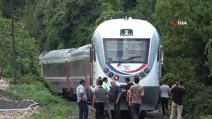 Yolcu treni raylarda yürüyen kıza çarptı