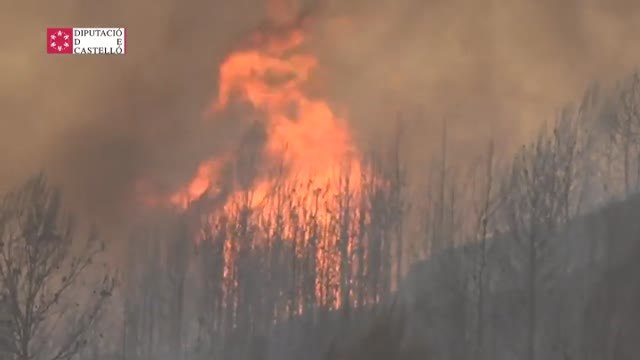 El incendio de Les Useres avanza sin control hacia el parque natural del Penyagolosa