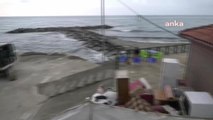 Rize yerel haberleri... Rize'deki Belediye Halk Plajında Yıkım Gerginliği