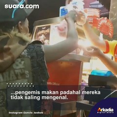Tak Disangka! Aksi Pengamen Jalanan Berikan Makanan ke Pengemis Bak Malaikat