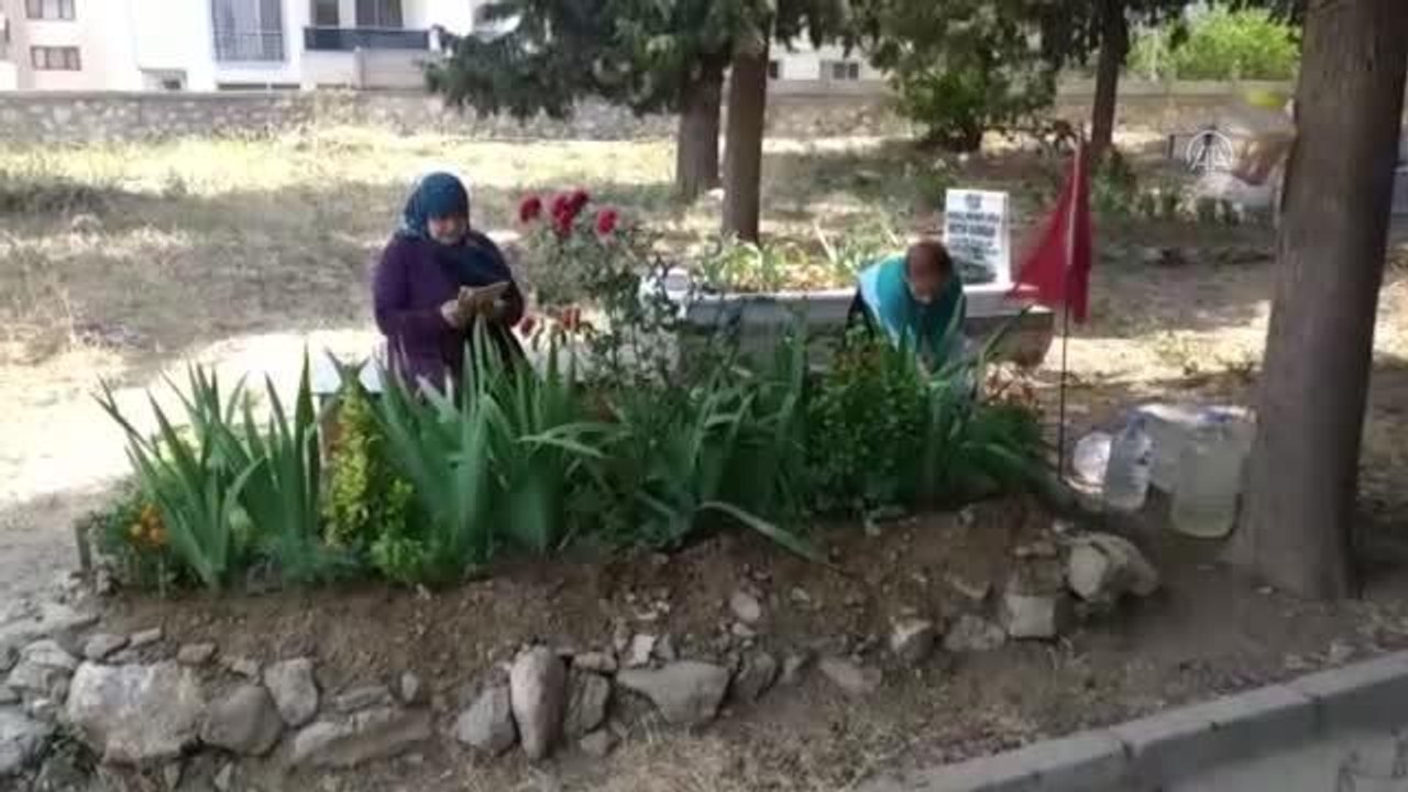 Bursa haberi... İlik nakliyle yaşama tutunan Elif'ten, Bursa'daki donörünün mezarına ziyaret