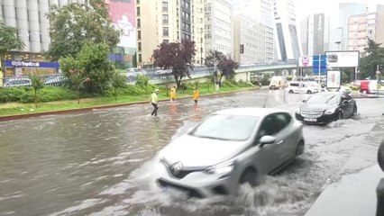 İstanbul'da Etkili Olan Sağanak Bazı Bölgelerde Su Baskınlarına Neden Oldu
