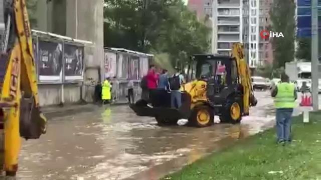 Son dakika haberleri! Kağıthane'de sel sularında mahsur kalan vatandaşlar kepçe ile kurtarıldı