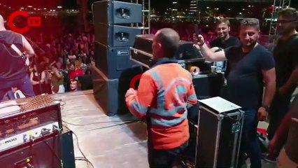 Dans eden temizlik işçisi bu kez konserde performans sergiledi