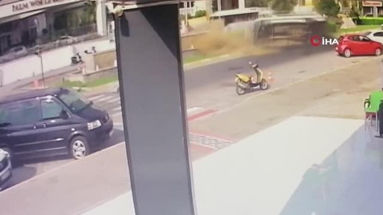 Son dakika haber: Otomobiller çarpıştı, tur minibüsü 50 metre sürüklenerek devrildi...Kaza anı kamerada