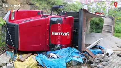 Çakıl yüklü kamyon, Ergün Penbe'nin babasının barakasının üzerine düştü
