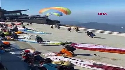 İki yamaç paraşütcü havada birbirine dolandı! O anlar kamerada