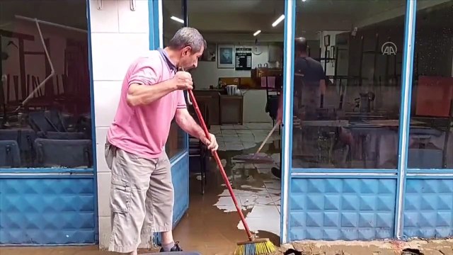 Bursa’de sel felaketi! Dere taştı, evleri su bastı, araçlar suya gömüldü