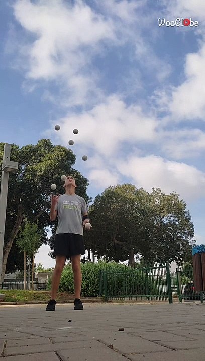 'Gifted boy FLAWLESSLY juggles 7 balls while practicing '