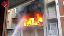 Tres bomberos y nueve vecinos heridos en un espectacular incendio en un edificio del centro de Elche