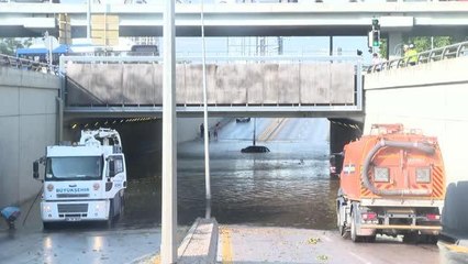 Bir otomobil alt geçitteki sel sularında mahsur kaldı