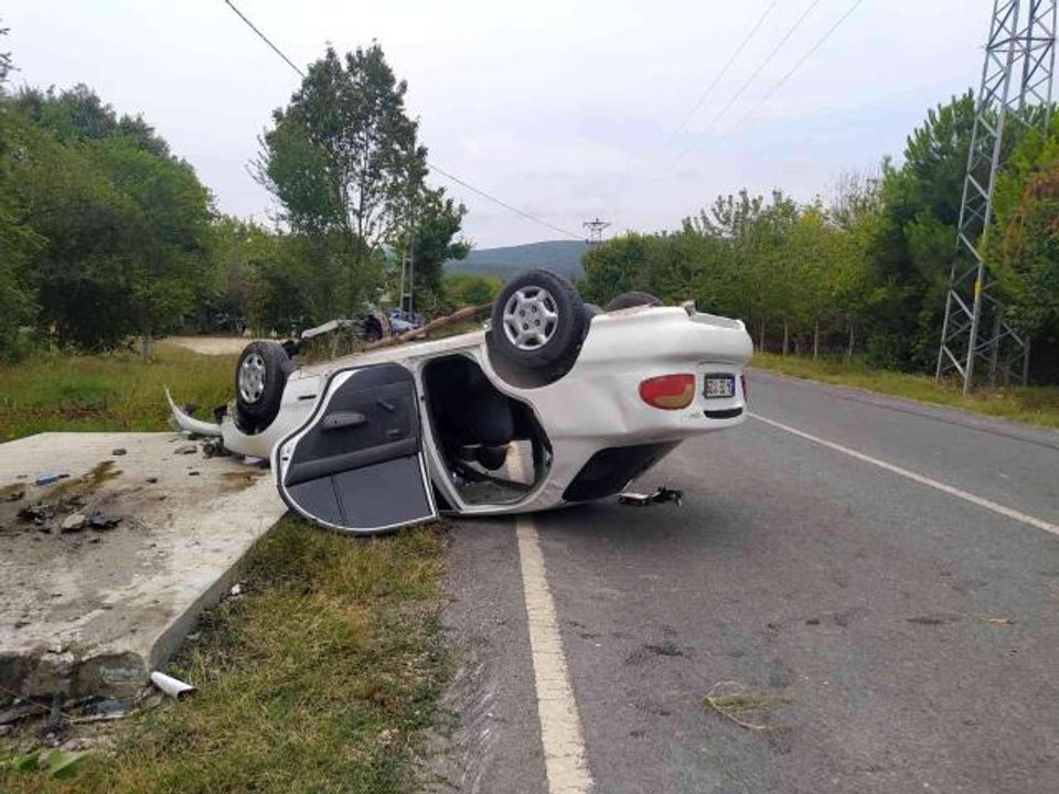 Son dakika haber! Hastaneden komşusunu alıp evine götürürken kaza yaptılar: 1'i ağır, 2 yaralı