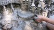 La sequía en Europa permite a un artista suizo construir esculturas de arcilla en la orilla de un río seco