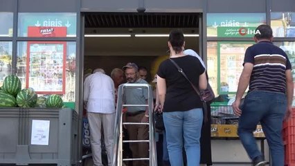 Son dakika haberleri... Bazı tüketiciler yeni etiket fiyatlarını uygun bulurken, birçok tüketici de indirimi hissetmediklerini dile getirdi