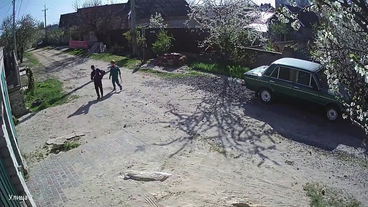 Des gamins jouent avec un lance-roquette... chargé. Oups...