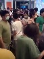 El Covid en Shanghái: compradores escapan de una tienda para evitar ser confinados por la Policía