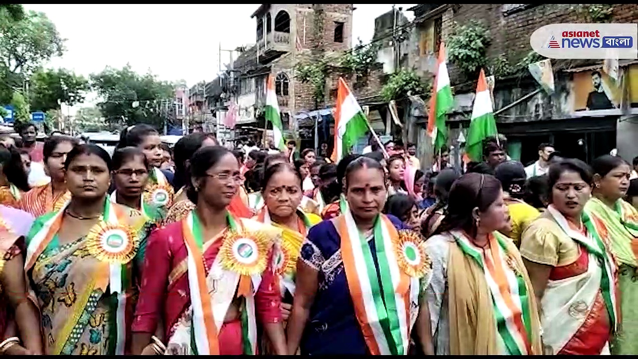 জাতীয় পতাকা উত্তোলন করে বর্ণাঢ্য শোভাযাত্রা করলেন অর্জুন সিং