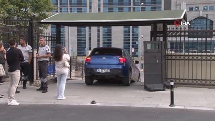 Son dakika haberi: Adliyenin yaya girişinden giren otomobil merdivenlerde asılı kaldı