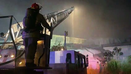 Luego de 12 horas se logró controlar un impresionante incendio de una fábrica en El Álamo Industrial