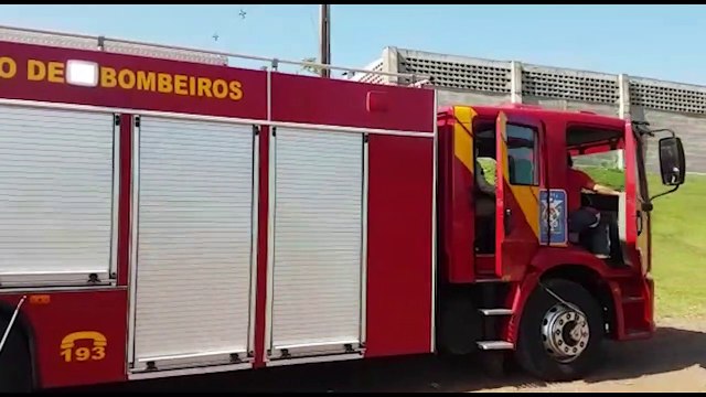 Corpo de Bombeiros é acionado para combater incêndio em vegetação no Bairro Parque Verde