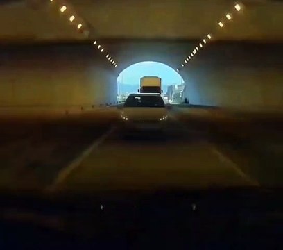 El cabezote de este camión se inclina en un túnel