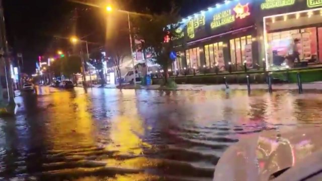 청주시 복대동 번화가 인근 도로 침수 (제보영상) / YTN