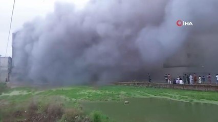Son dakika haberleri... Pakistan'da deri fabrikasında yangın