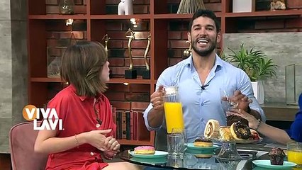 Mujer vende 'garnachas' dentro de un gimnasio