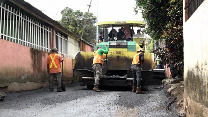 Supervisan obras de revestimiento vial en el barrio Tierra Prometida