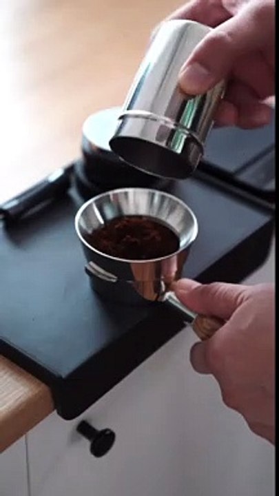 The process of adjusting the surface of the coffee powder after grinding  Use 20 g of medium roast coffee beans to spread and tamp the coffee from the @cremacoffeeproducts apparatus. See the results of extracting shots wit