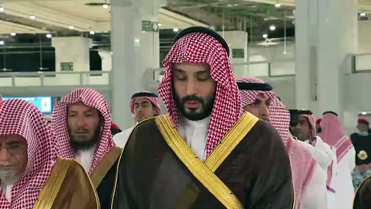 نيابة عن خادم الحرمين الشريفين سمو ولي العهد صاحب السمو الملكي الأمير محمد بن سلمان يتشرف بغسل الكعبة المشرفة