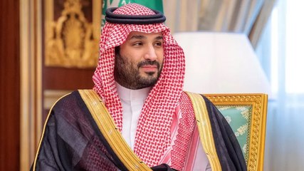 الأمير محمد بن سلمان يُقبل الحجر الأسود أثناء غسل الكعبة المشرفة