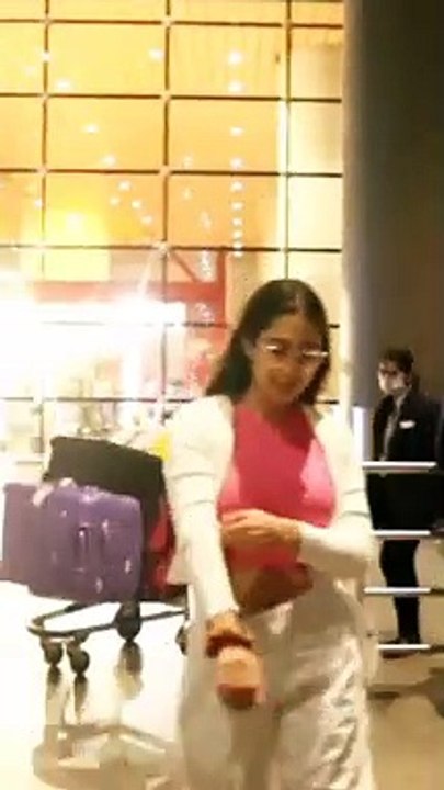 Sara Ali Khan ditches VIP entrance