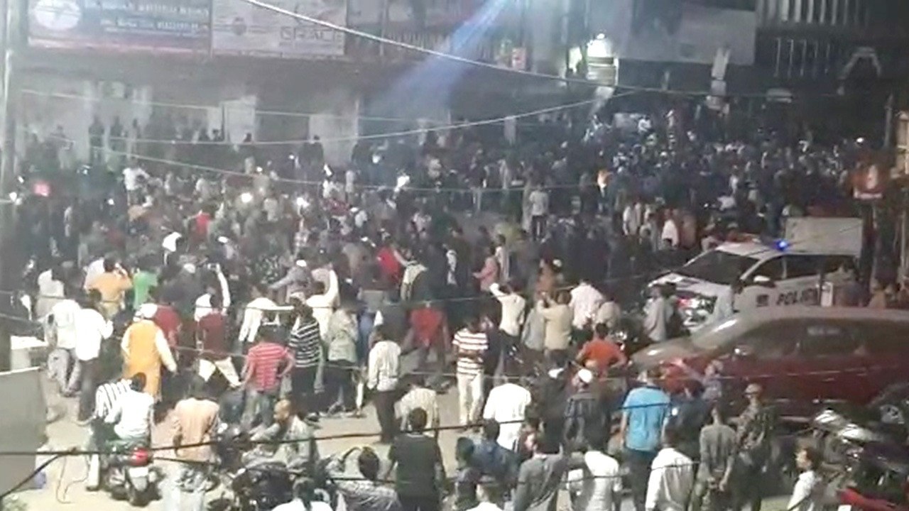 పాతబస్తీలో ఉద్రిక్త వాతావరణం