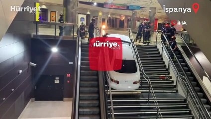 Çaldığı araçla metro istasyonunun merdivenlerine sıkıştı