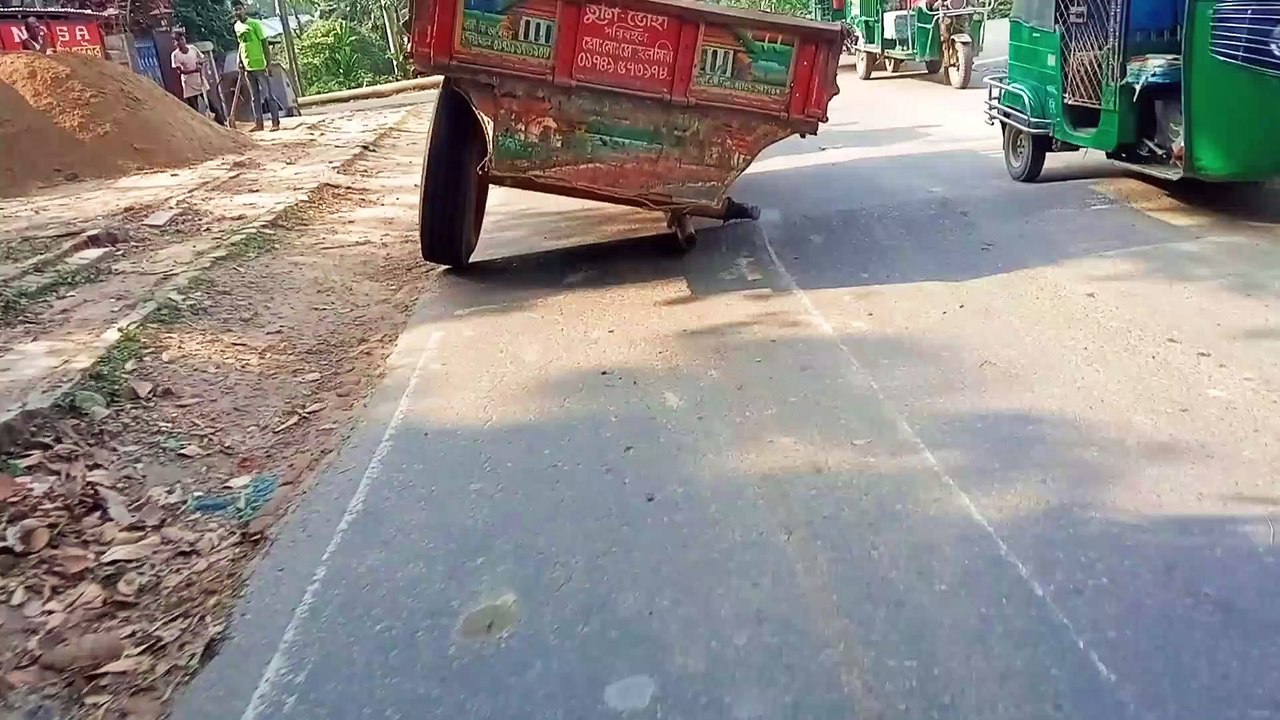 এই ড্রাইভার সম্পর্কে কিছু বলে যান.... আমাদের অবহেলার কারণেই দুর্ঘটনা ও