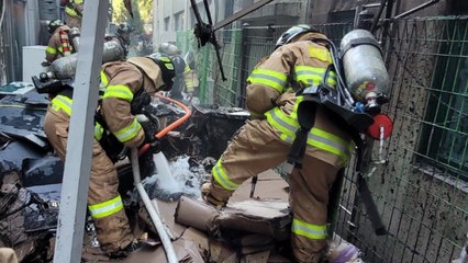서울 강남구청 옆 쓰레기더미 불..."담배꽁초 원인 추정" / YTN