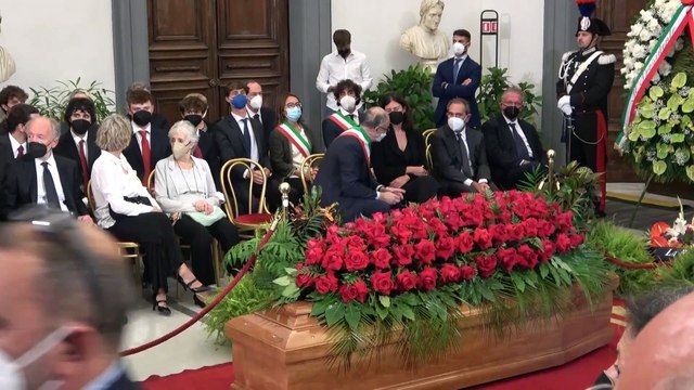 Piero Angela, in centinaia in coda per l'ultimo saluto: Era come un nonno