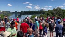 إقبال السياح على زيارة شلالات نياغارا على الجانب الأميركي الكندي من الحدود