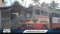 തിരുവനന്തപുരത്ത് KSRTC ബസും ബൈക്കും കൂട്ടിയിടിച്ചു;  ബൈക്ക് പൂർണമായും തകർന്നു