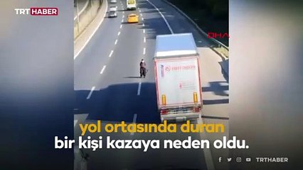 TEM'in ortasında duran yaya kazaya sebep oldu