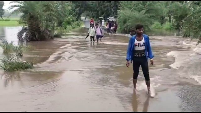 भारी बारिश से नदी-नाले उफने, जान जोखिम में डाल उफनते नाले किए पार